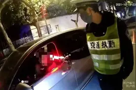 着急外出巧遇交警夜查酒驾 女司机主动要求……图片