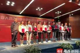南工大学生团队打造新型指纹成像技术，5分钟内即可成像，40天后依然清晰可见图片
