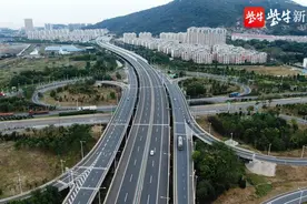 北疏港高速公路通过竣工验收，打通了连云港港主体港区的疏港快速通道图片