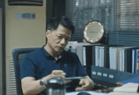 反向抽烟李丰田出自什么电影（抽空气还能吐烟八角亭迷雾把演员手里的烟P掉了）