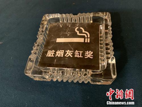 抽空气还能吐烟？《八角亭迷雾》把演员手里的烟P掉了…
