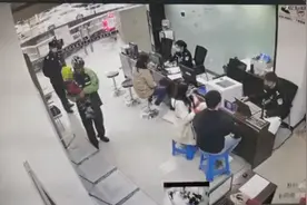 外卖小哥捡到3岁宝宝，警察姐姐紧急带娃，谁家大人又闯祸？一问：爸爸干的图片