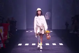 “闪光假肢”女生装机械腿走秀上海时装周，致谢网友祝福视频封面