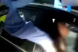 男子醉酒后脱光衣服睡进别人车里：以为是自己家的车视频封面