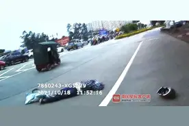 视频热传！钦州女子路面上打滚撒泼，只是为了这原因……图片