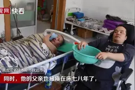 坚强！36岁瘫痪儿子照顾62岁瘫痪父亲，还收养一只流浪小猫，望生活善待他们图片