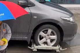 满哥维权 | 河南女子因停车被医院保安“围攻”？回应：她停在疏散通道，保安已道歉图片