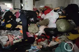 民警废旧衣堆里翻2小时 找回儿童电话手表图片