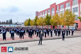 不如跳舞｜①日照莒县63岁大爷，变身学生中“领舞”图片
