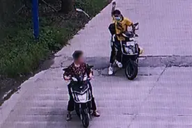 “路怒”外卖小哥连续3次捡石头砸骑车祖孙，被警方行拘