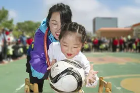 踢足球的萌娃有多可爱？来这家全国足球特色幼儿园瞅一瞅图片