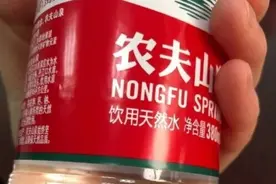 女子自曝未开封农夫山泉现大量蛆虫，农夫山泉：绝不可能进入虫卵，已报警图片