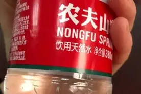 女子自曝未开封农夫山泉现大量蛆虫，农夫山泉：绝不可能进入虫卵，已报警图片