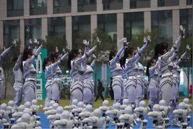 酷！全国双创周上，河南这所高校舞蹈生秒变“宇航员”和“机器人”！图片