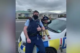 男孩“报警”欲展示玩具，警察上门暖心互动视频封面