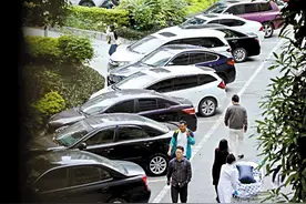 广州多处公共场所停车费悄然涨价 车位变空了（2）图片