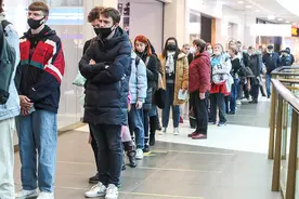 俄罗斯新增新冠病例超3.6万例 民众排队接种疫苗图片