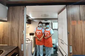 “她以前是个大美人！”困在床上的杭州女老师竟然这样洗了个澡，变化让人泪目图片