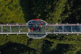 全球最长玻璃桥开放 跨度680米落差380米图片