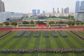江西制造职业技术学院举行“请党放心 强国有我”千人集体宣誓仪式图片