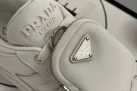 近期最火鞋型！Prada x adidas 新鞋清晰实物曝光！又是球鞋带兜图片
