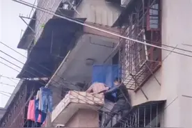 七旬婆婆翻出阳台挂在半空，福建一修车工爬墙救人图片