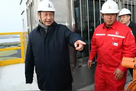 习近平勉励广大石油工人：再创佳绩、再立新功图片