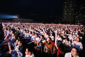 杭州的深秋，被一场校园草地音乐节燃爆了图片