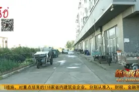 往楼下多看一眼，竟然发现有人在偷自己的电动车......图片