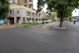 福州一小学生被卷入车底住进ICU，事发时疑蹲下系鞋带图片