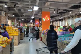 食品折扣仓改“打法”，为吸引中老年顾客卖上了生鲜图片