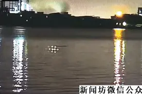 尴尬！“旱鸭子”抱着木头横渡黄浦江，竟是为了省摆渡钱……图片