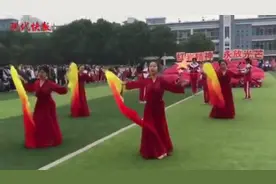 鲜活的党史学习教育！这所中学的运动会方阵展示致敬建党百年图片