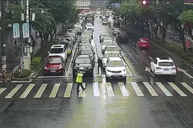 你在雨中狂奔的样子，真帅图片