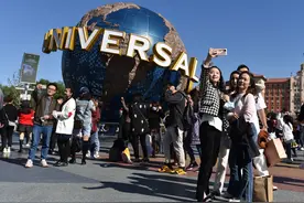 从月入近百万沦落到卖大蒜，北京电影人：环球影城？我只能进去卖爆米花图片