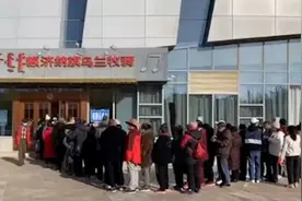安徽一老年专列六百人滞留内蒙古额济纳，有癌症患者急需药物视频封面