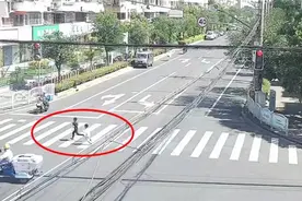 小学一年级“熊娃”逃学自称“太聪明”，帅气民警化身“知心大哥”耐心劝说图片