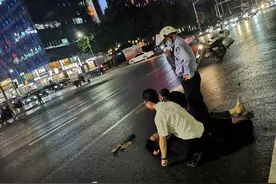 车祸现场，空乘跪地救人，“我是接受过机上急救培训的乘务员！”图片
