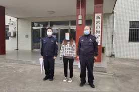新密：撕掉标签，女子穿着偷来的衣服大摇大摆离开图片
