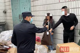 民警翻找垃圾堆找到手提包，一场“盗窃”误会被消除图片