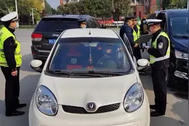 暗访：无牌电动四轮扎堆医院车站门前拉客，司机多为无证老年人图片