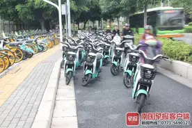 南宁一路段上百辆共享车“霸占”辅道，骑行市民难通过图片