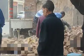 重庆一墙体倒塌砸中多名打牌人员，目击者：此前附近在拆除危房图片