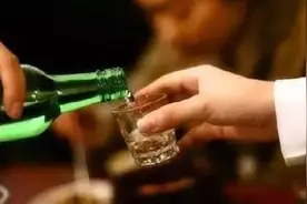 女子聚餐后不幸醉酒身亡，同行9人，法院判决其中1人担责20%图片