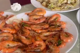 10厘米虾煮熟变2厘米？山东男子让饭店加工活虾疑被掉包，官方正在调查图片