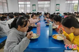 广西苗乡学校为学生推出六菜一汤自助餐 只需5.5元图片
