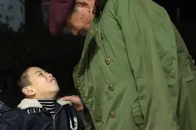 一个人的课堂：七旬退休教师义务为残障儿童上课视频封面