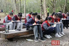 武汉一小学给优秀生发放“田野上课奖”，学生表示愿意天天上图片