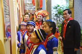 广西文化产业集团与南宁市秀厢小学举行揭牌暨爱国主义教育研学活动图片