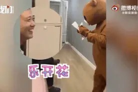 “爸爸，你累不累啊，给你倒汤～”图片